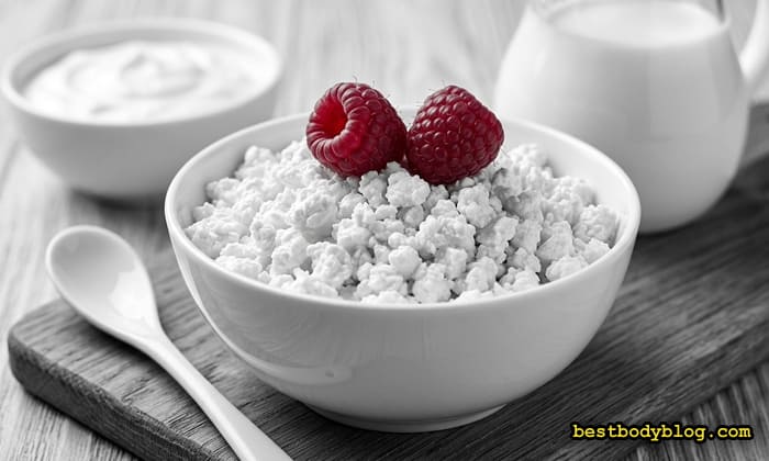 Творог с малиной и сметаной в миске — вкусные способы есть творог при наборе мышечной массы