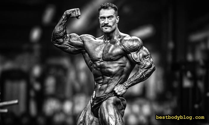 Крис Бамстед показывает развитые средние дельтовидные мышцы