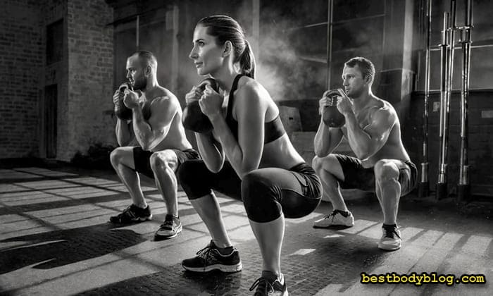 Вправи на сідниці вдома: виконання кубкових присідань (goblet squats) із гирею